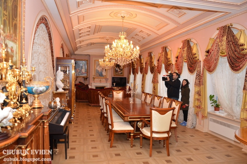 Illustration for article titled Tour the Opulent, Evacuated McMansions of Ukraine's Fallen Leaders